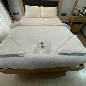 Golden Metro Boutique Отель